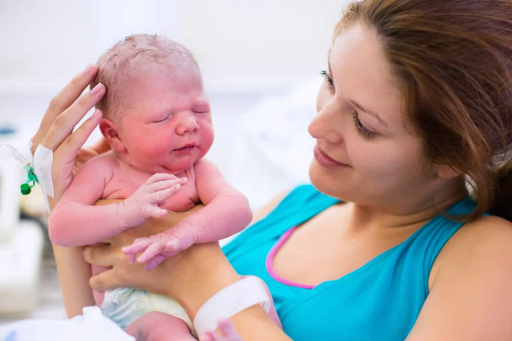 Geburt Beckenendlage Mutter mit Neugeborenem auf dem Arm