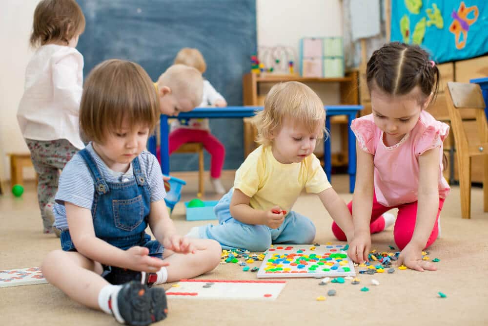 Kinder spielen in einer Kita