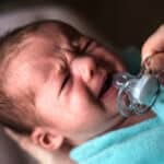 Baby schreit und bekommt einen Schnuller