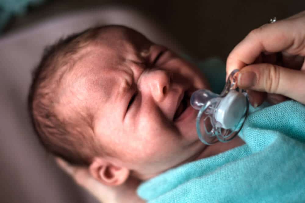 Baby schreit und bekommt einen Schnuller