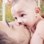 Kuscheln - Papa kuschelt mit Baby