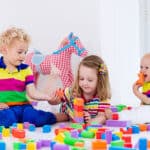 Mit Holzklötzen spielende Kinder