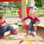 Kind beißt - Kinder streiten im Sandkasten
