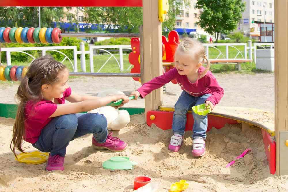 Kind beißt - Kinder streiten im Sandkasten