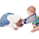 Kind haut Zwei Kleinkinder streiten