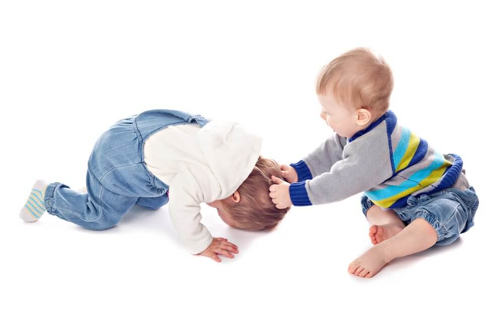 Kind haut Zwei Kleinkinder streiten