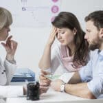 Paar bei der ärztlichen Beratung zur künstlichen Befruchtung