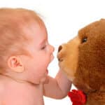 Kind spricht nicht, es "spricht" mit seinem Teddy