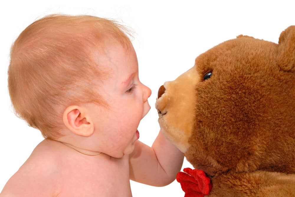 Kind spricht nicht, es "spricht" mit seinem Teddy