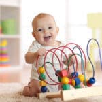 Alleine beschäftigen - Baby spielt mit Motorikschleife