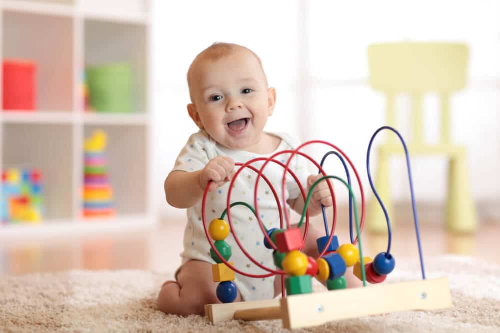 Alleine beschäftigen - Baby spielt mit Motorikschleife