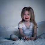 Nachtschreck - Kleinkind sitzt verstört im Bett