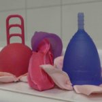 Menstroationstasse - Verschiedene Menstassen mit Rosenblätter dekoriert