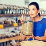 Frau riecht an Kräutern