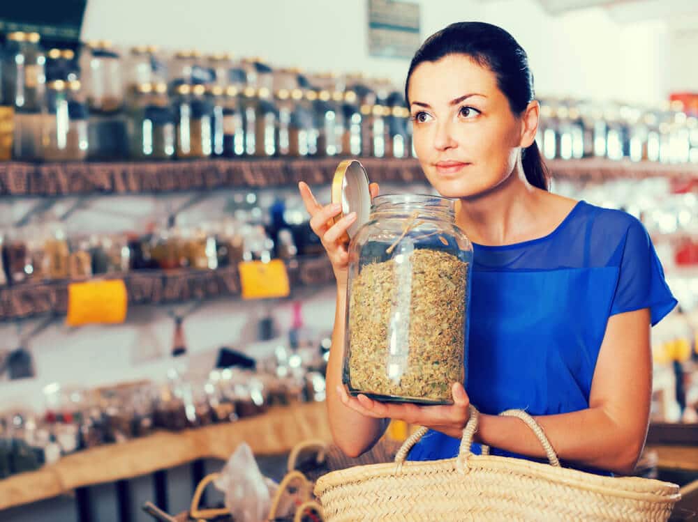 Frau riecht an Kräutern