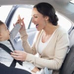 Mutter spielt mit Kind im Reboarder