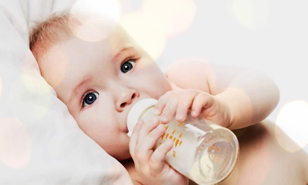 Abstillen Baby trinkt Tee