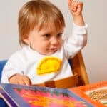 Zwergensprache Kind zeigt mit Babysprache das Zeichen eines Vogels