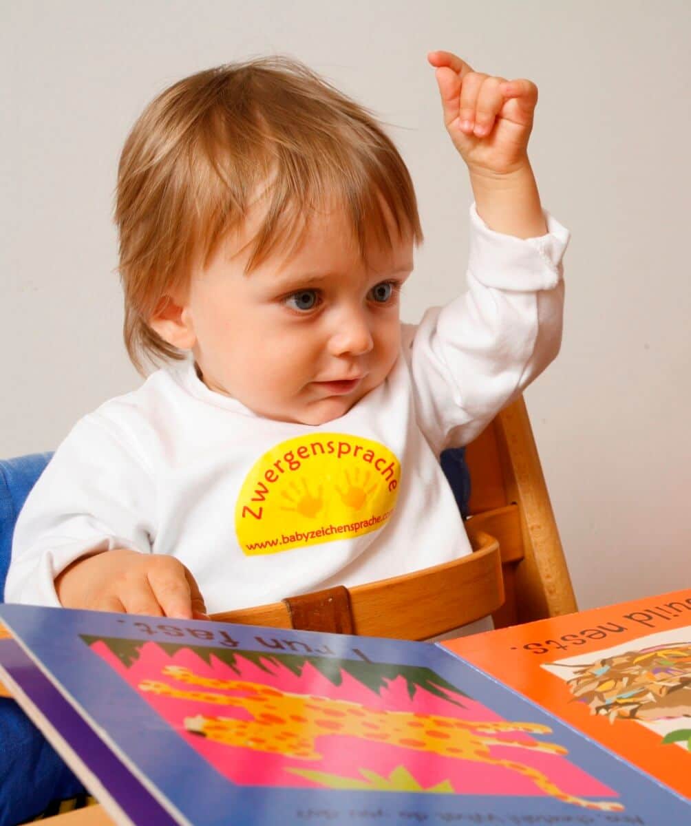 Zwergensprache Kind zeigt mit Babysprache das Zeichen eines Vogels
