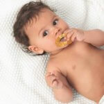 Stillen Baby mit kiefergerechten Schnuller