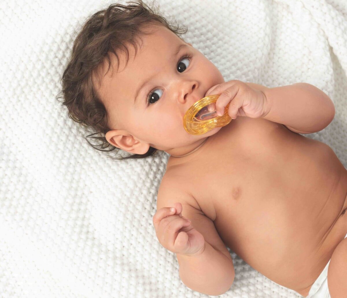 Stillen Baby mit kiefergerechten Schnuller