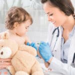 Kind beim Arzt - Kleinkind bekommt von Kinderärztin eine Spritze