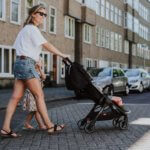 Mutter mit Kind und Phil&Teds Buggy