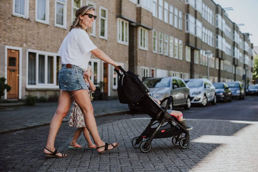 Mutter mit Kind und Phil&Teds Buggy