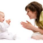 Baby spricht mit seiner Mutter