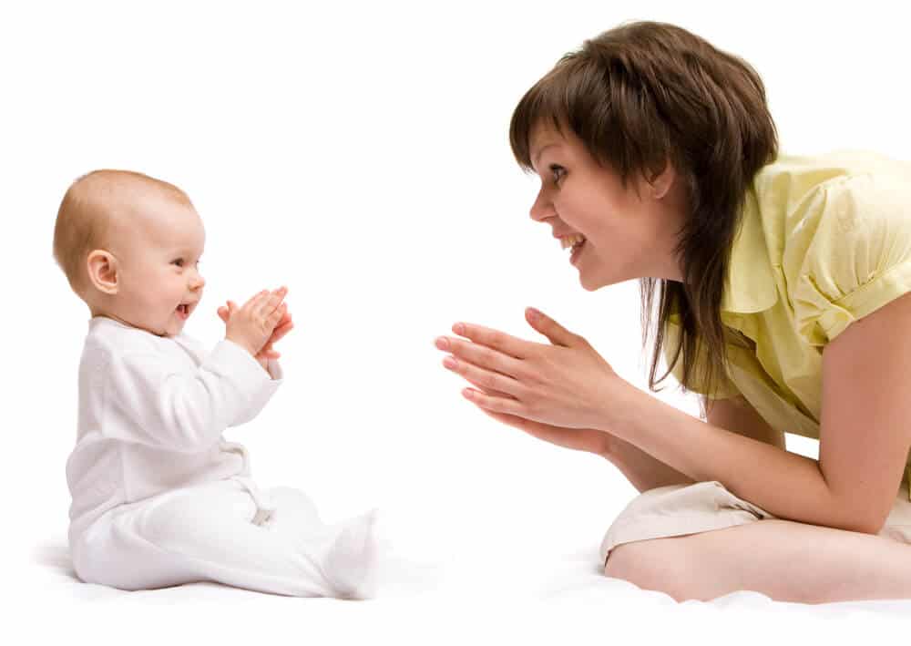 Baby spricht mit seiner Mutter