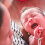 Stillstreik: Baby schreit die Brust an