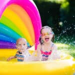 Tipps für heiße Sommertage: Kinder im Plantschbecken