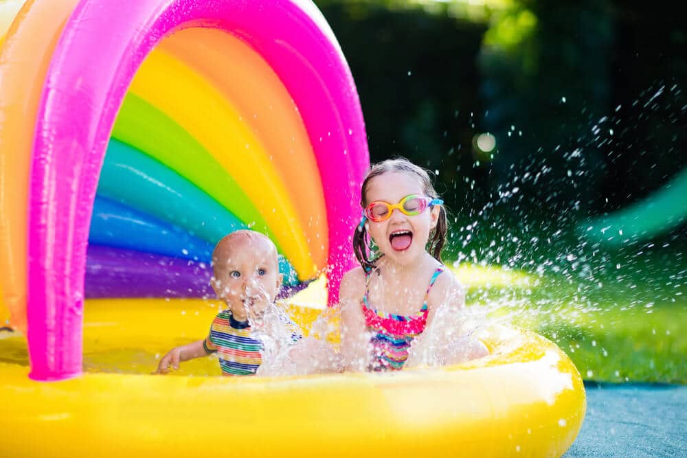 Tipps für heiße Sommertage: Kinder im Plantschbecken