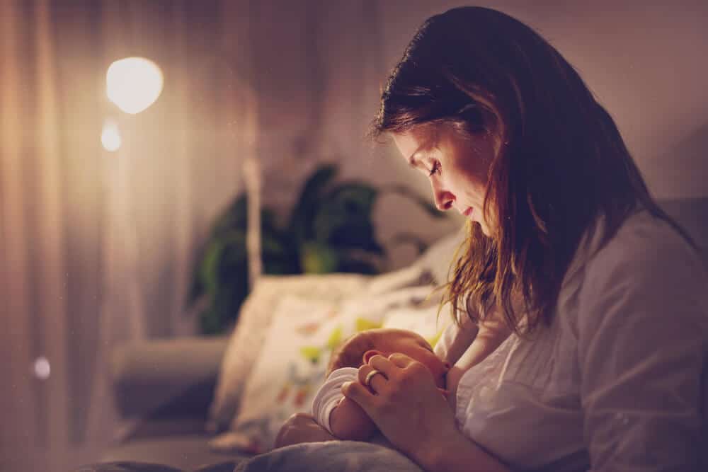 Clustern: Baby wird von Mutter in der Nacht gestillt