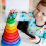 Motorische Entwicklung - Kind baut einen Turm