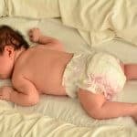 Plötzlicher Kindstod - Baby schläft in Bauchlage