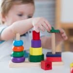 Montessori - Kind spielt mit Holzklötzen