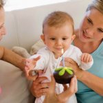 Erste Geburtstag - Baby mit Mutter und Großmutter