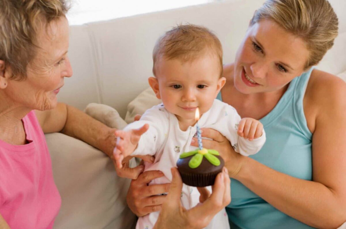 Erste Geburtstag - Baby mit Mutter und Großmutter