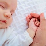 Danke Mama, Aufwachen, Hand in Hand mit der Mutter