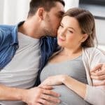 Schwangerschaft - Schwangere im Gespräch mit ihrem Partner