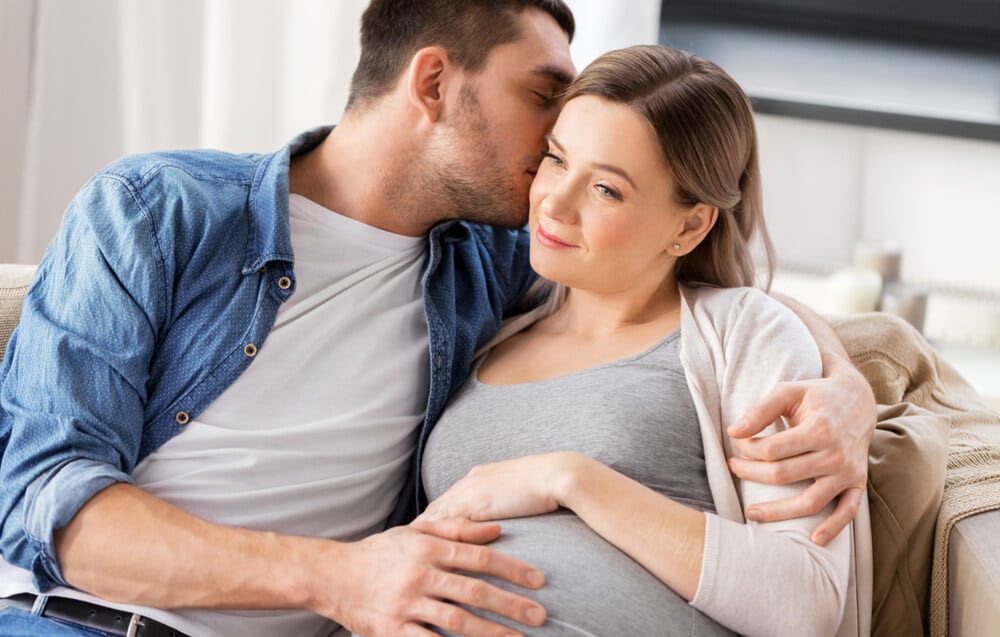 Schwangerschaft - Schwangere im Gespräch mit ihrem Partner