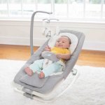 Joie - Baby in einer Babyschale