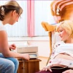 Risikoschwangerschaft Hebamme mit Schwangeren