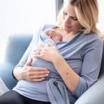 Bonding Mutter mit Baby im Arm