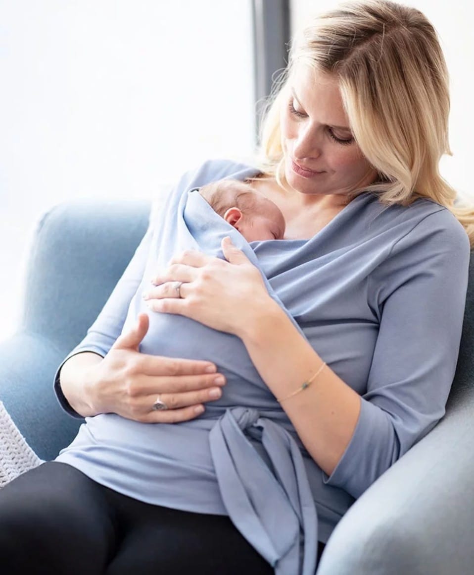 Bonding Mutter mit Baby im Arm