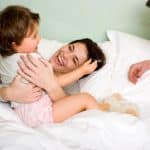 Elternsex - Eltern mit Kind im Bett