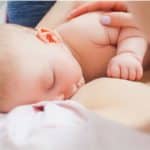 Muttermilch - Mutter stillt ihr Baby