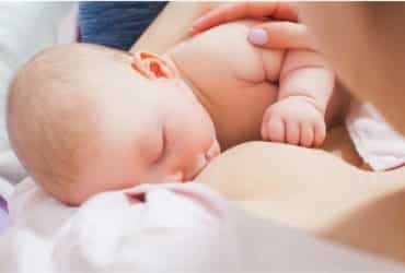 Muttermilch - Mutter stillt ihr Baby