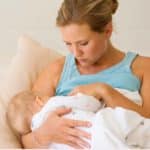 Milchstau - Mutter stillt ihr Kind